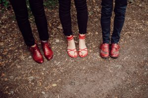 Füße mit roten Schuhen